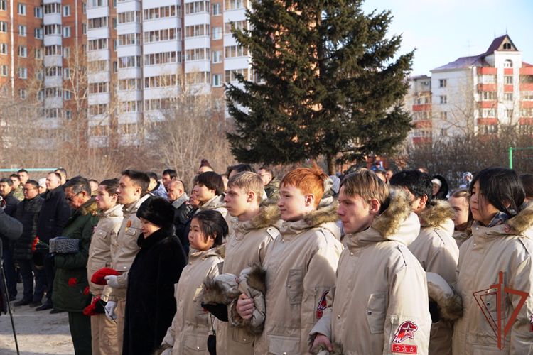 В Улан-Удэ открыли мемориальный знак Герою России росгвардейцу Максиму Концову