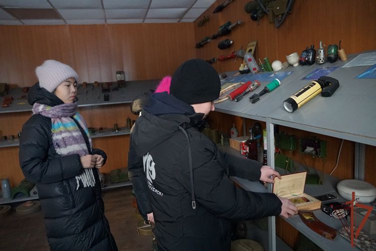 В преддверии Нового года школьники загадали желание познакомиться с работой кинолога Росгвардии
