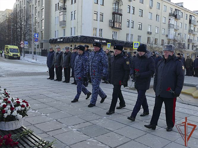 Росгвардия в Сибири принимает участие в памятных мероприятиях ко Дню Неизвестного Солдата
