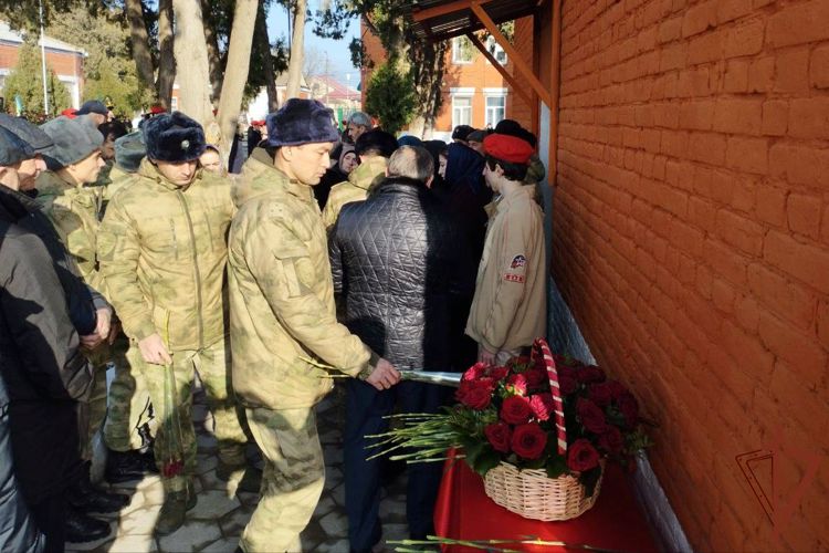 Мемориальную доску памяти росгвардейца, погибшего при исполнении воинского долга, открыли в Дагестане