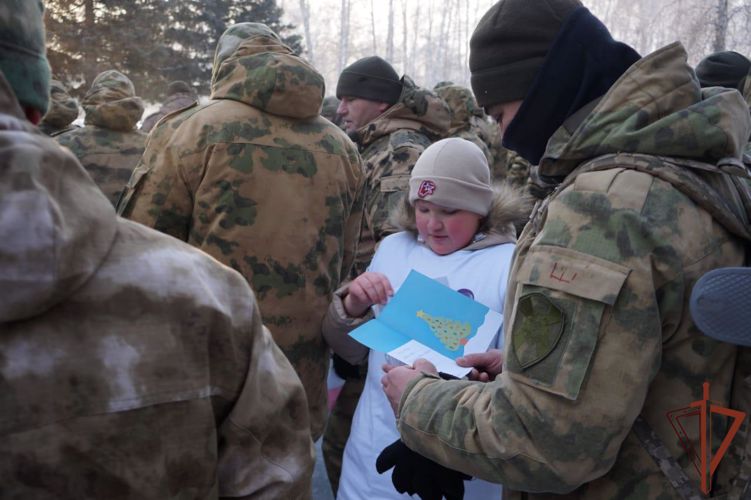 Юнармейцы Новосибирской области передали участникам спецоперации новогодние письма 