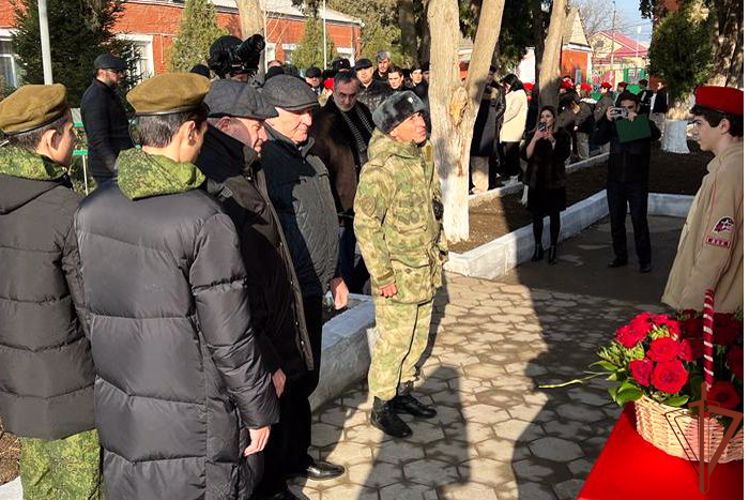 Мемориальную доску памяти росгвардейца, погибшего при исполнении воинского долга, открыли в Дагестане
