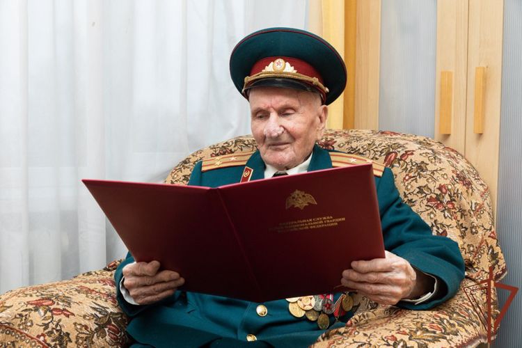 Генерал армии Виктор Золотов поздравил военкора Михаила Горбова со 100-летним юбилеем