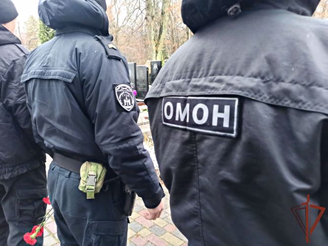 Бойцы ОМОН Росгвардии в Калининграде почтили память боевого товарища, погибшего при исполнении служебного долга
