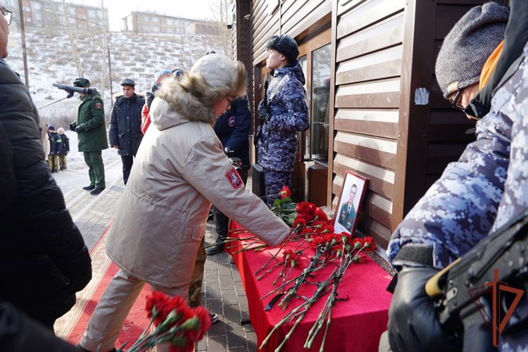 В Улан-Удэ открыли мемориальный знак Герою России росгвардейцу Максиму Концову