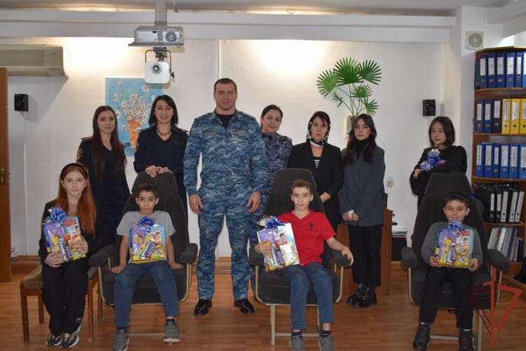 В Дагестане росгвардейцы поздравили с наступающим Новым годом семьи погибших коллег