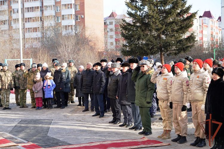 В Улан-Удэ открыли мемориальный знак Герою России росгвардейцу Максиму Концову