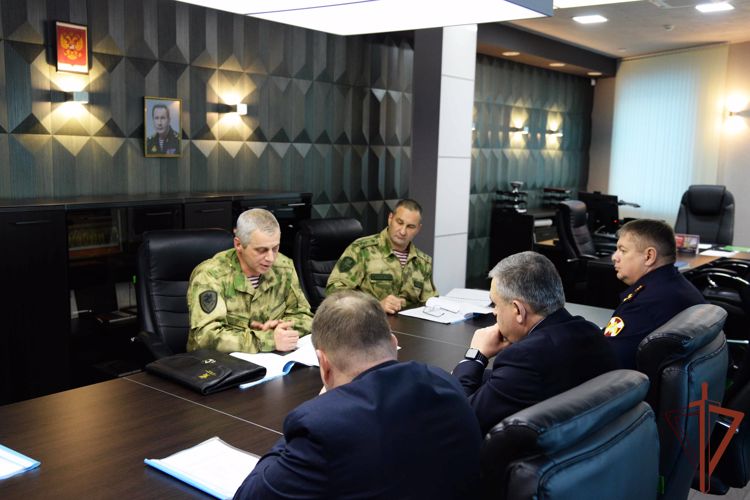 Командующий Уральским округом Росгвардии проверил территориальное управление ведомства на Ямале