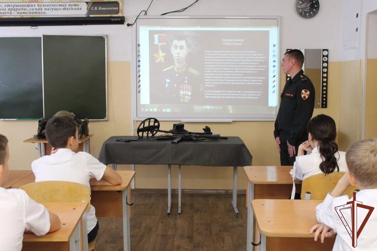 В Грозном Росгвардейцы рассказали подрастающему поколению о Героях отечества