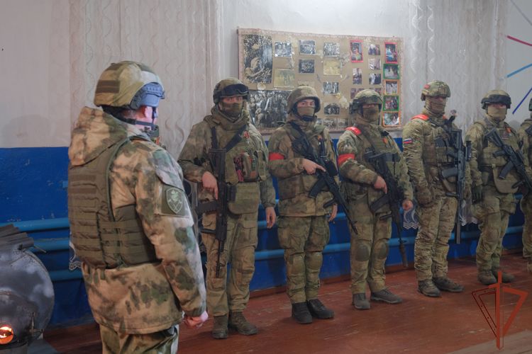 Росгвардейцам, выполняющим задачи в Луганской Народной Республике, вручили госнаграды  