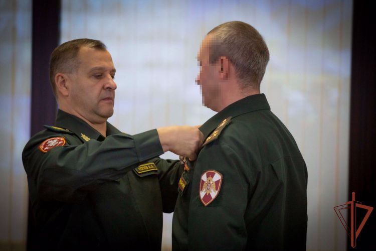 Командующий Центральным округом наградил росгвардейцев-участников спецоперации