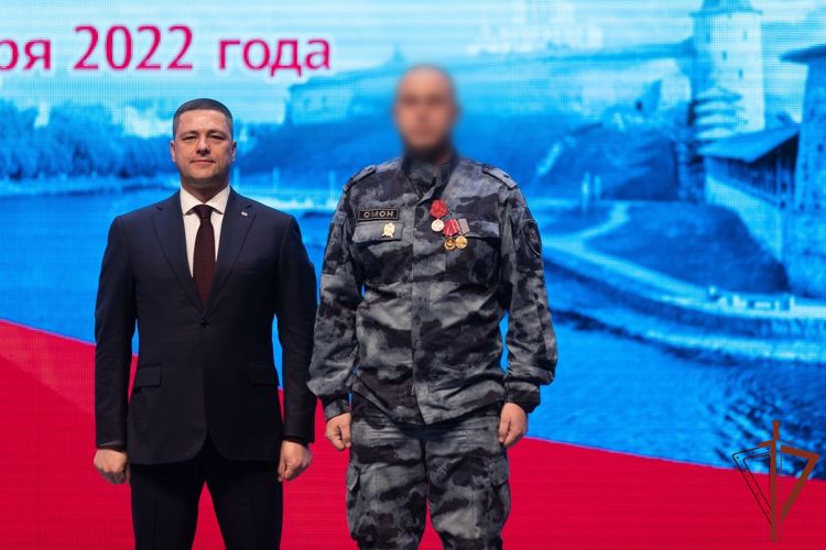 В Пскове росгвардейцам - участникам спецоперации вручили госнаграды