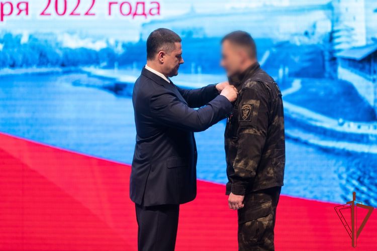 В Пскове росгвардейцам - участникам спецоперации вручили госнаграды