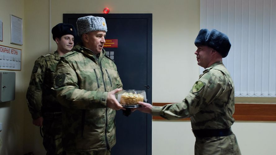 Заступивших на боевое дежурство военнослужащих и сотрудников Уральского округа Росгвардии поздравили с Новым годом