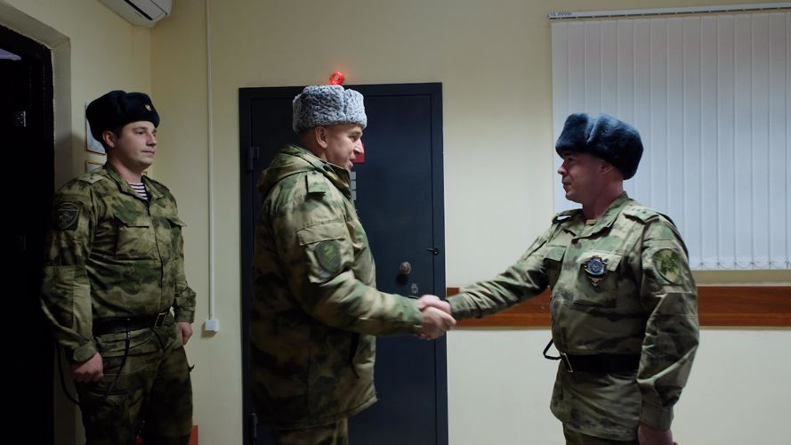 Заступивших на боевое дежурство военнослужащих и сотрудников Уральского округа Росгвардии поздравили с Новым годом