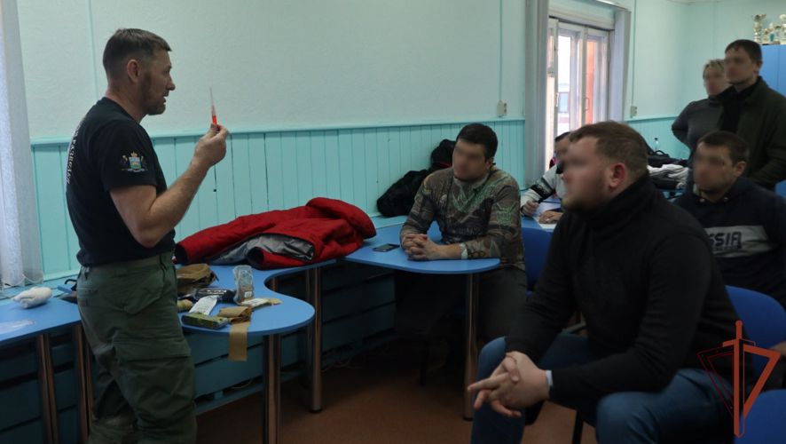 Ветераны Росгвардии проводят курс военной подготовки для тюменцев