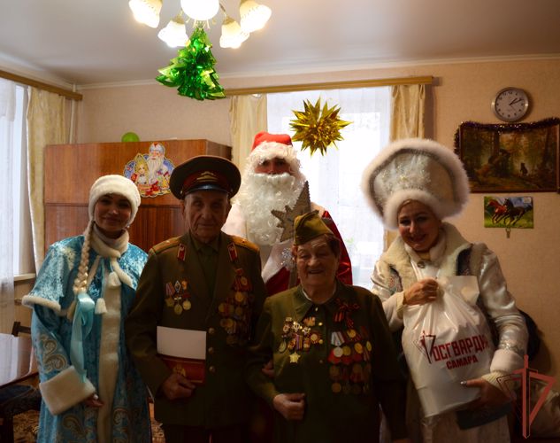  В Самаре росгвардейцы поздравили с наступающим Новым годом ветеранов Великой Отечественной войны 