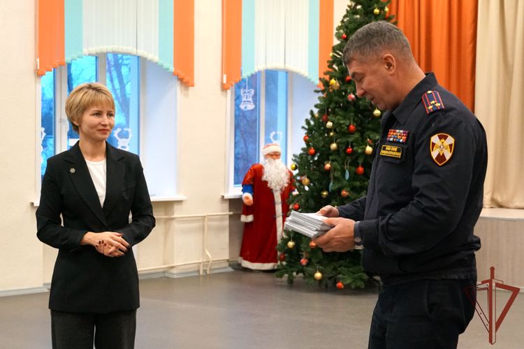 Архангельские школьники передали письма с новогодними поздравлениями и рисунками росгвардейцам – участникам СВО