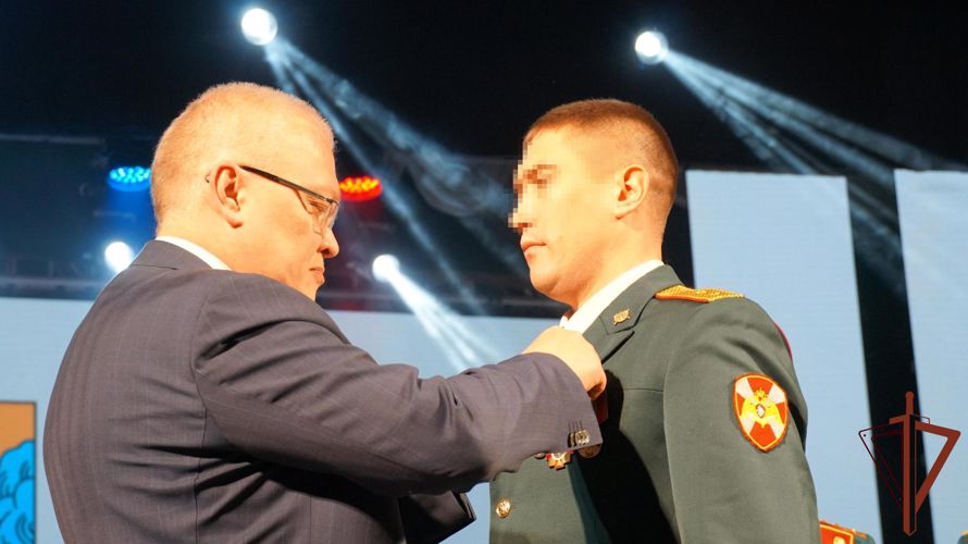Глава Кировской области вручил государственные награды росгвардейцам