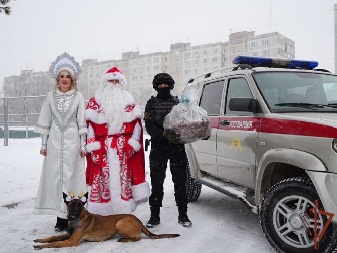 Дед Мороз специального назначения поздравляет детей в городах Дальнего Востока