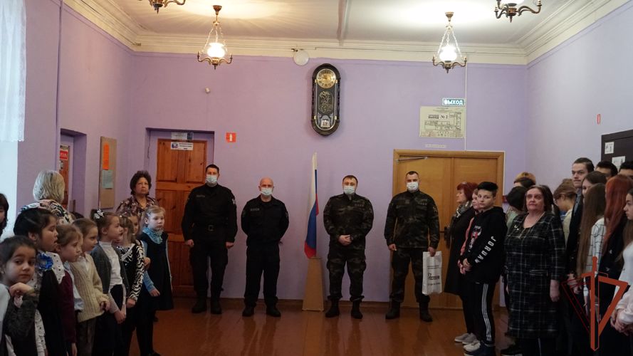 Псковские школьники передали подарки и письма росгвардейцам – участникам специальной военной операции (видео)