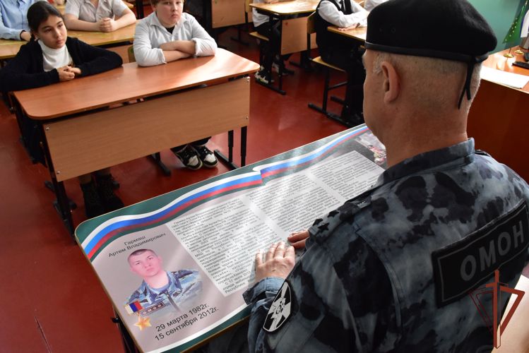 Память Героя России-бойца ОМОН почтили росгвардейцы и школьники в Адыгее