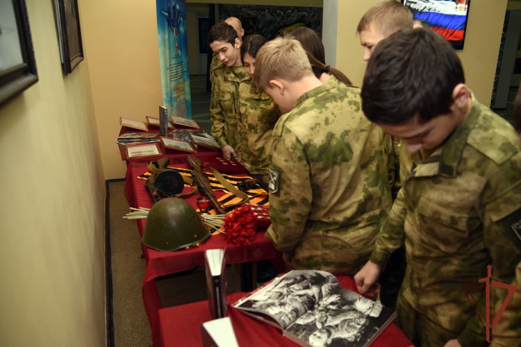 В грозненском соединении Росгвардии проходят мероприятия ко Дню героев Отечества