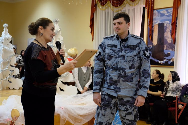 Дед Мороз специального назначения подарил подарки воспитанникам социальных учреждений Дагестана 
