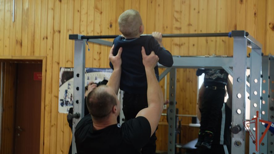 Родственников погибшего правоохранителя поздравили с Новогодними праздниками росгвардейцы в Орле 
