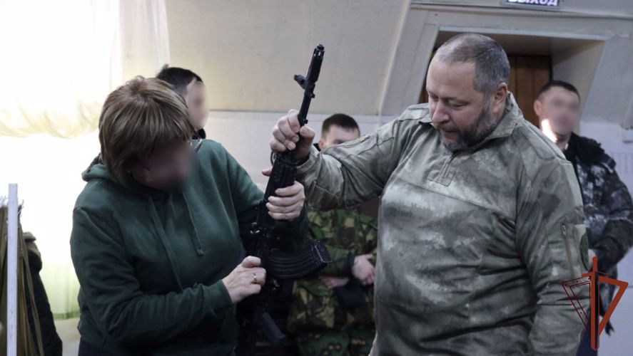 Ветераны Росгвардии проводят курс военной подготовки для тюменцев