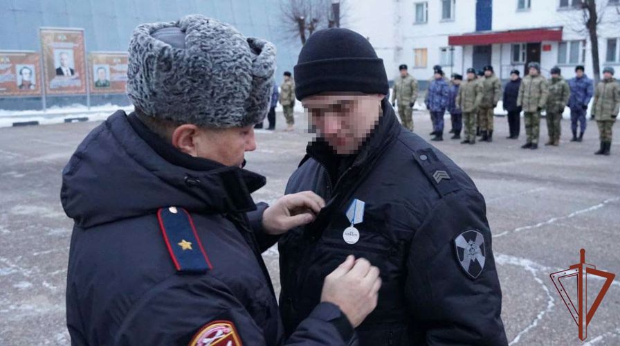 Росгвардейцу - участнику спецоперации вручена госнаграда в Брянске 