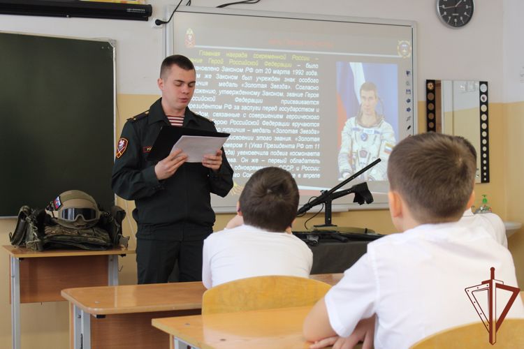 В Грозном Росгвардейцы рассказали подрастающему поколению о Героях отечества