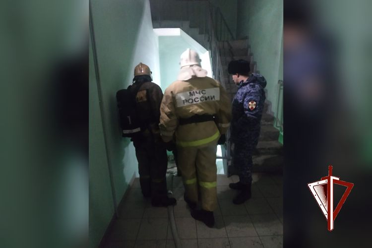 Росгвардейцы эвакуировали более 20 человек во время пожара в Архангельске