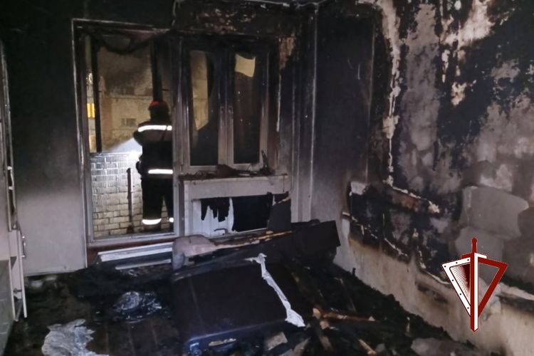 Росгвардейцы эвакуировали более 20 человек во время пожара в Архангельске