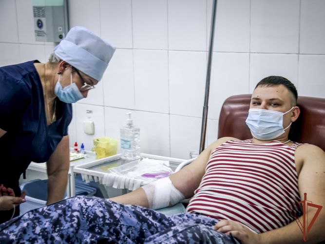 Военнослужащие и сотрудники Росгвардии пополнили банк донорской крови в Сибири