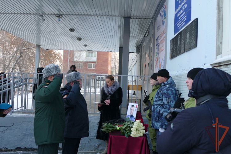 Память погибшего сотрудника ОМОН увековечена в Кемерове