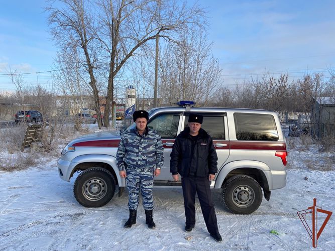  Сотрудники Росгвардии в Омске оказали помощь водителю загоревшегося автомобиля 