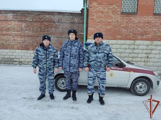Росгвардейцы пришли на помощь замерзавшему на улице жителю Омска