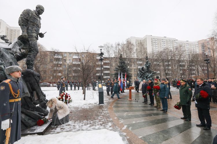 Глава Росгвардии Виктор Золотов принял участие в открытии памятника Герою России Евгению Зиничеву 