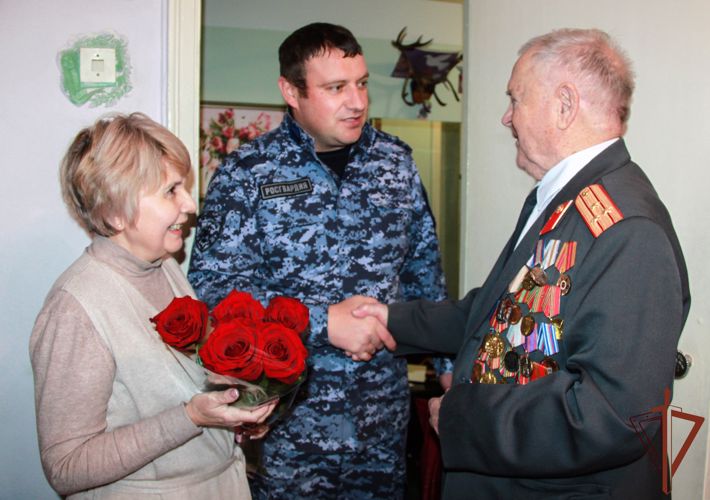 В Новосибирске поздравили с 95-летием ветерана вневедомственной охраны