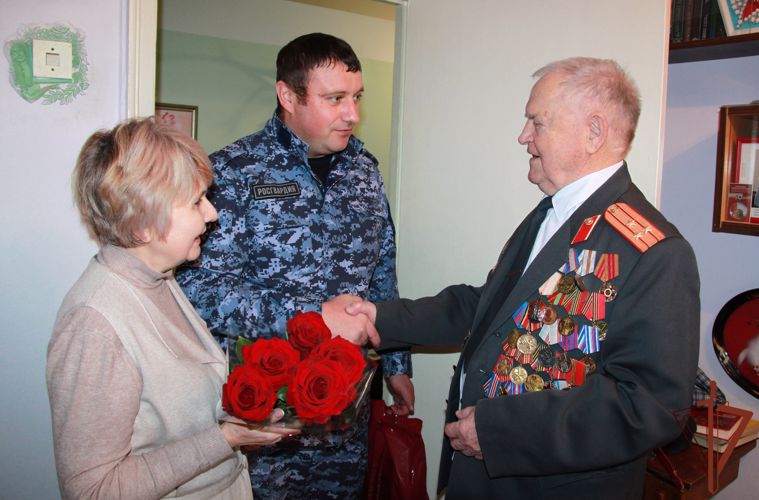 В Новосибирске поздравили с 95-летием ветерана вневедомственной охраны