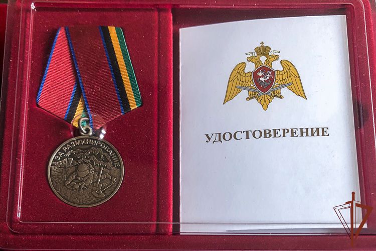 В Сочи взрывотехников Росгвардии наградили медалями «За разминирование»