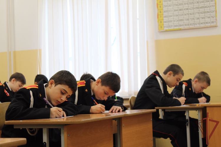 Акцию «Письмо солдату» поддержали ученики школы Росгвардии в Грозном