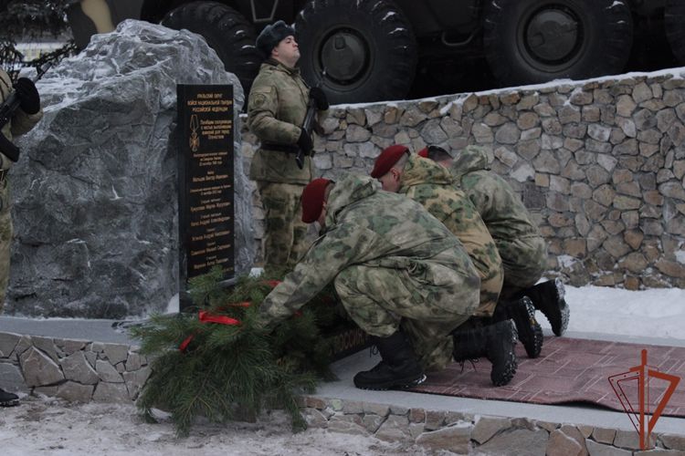 В лесновском полку Росгвардии открыли памятник бойцам, павшим при выполнении боевых задач
