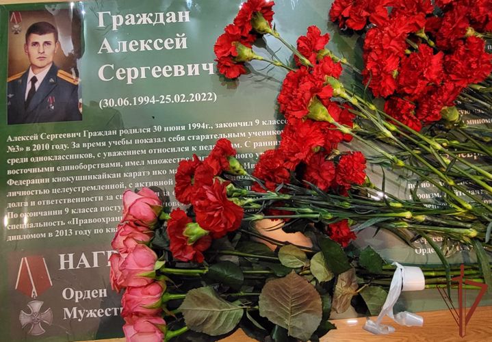 Росгвардейцы Центрального округа приняли участие в открытии «Парт Героям» в образовательных учреждениях