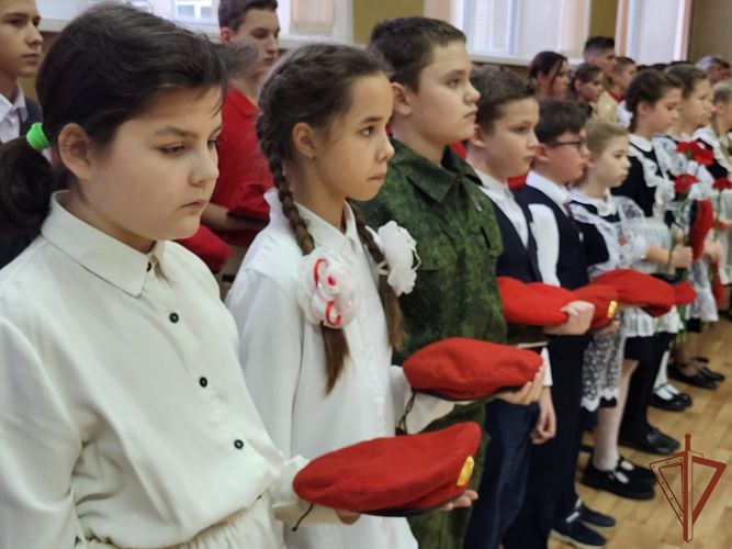 Росгвардейцы Центрального округа приняли участие в открытии «Парт Героям» в образовательных учреждениях