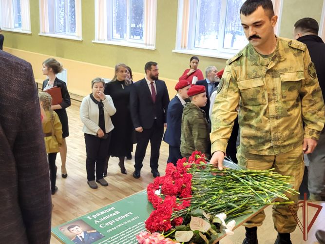 Росгвардейцы Центрального округа приняли участие в открытии «Парт Героям» в образовательных учреждениях