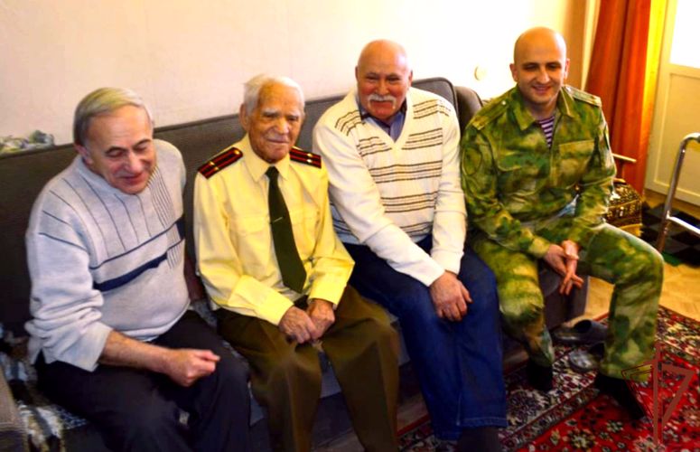 Росгвардейцы на Урале поздравили с 97-летием фронтовика, офицера — ветерана войск правопорядка  Станислава Сахарова 