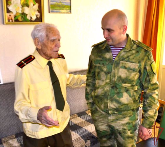 Росгвардейцы на Урале поздравили с 97-летием фронтовика, офицера — ветерана войск правопорядка  Станислава Сахарова 