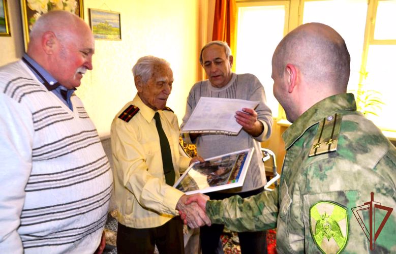 Росгвардейцы на Урале поздравили с 97-летием фронтовика, офицера — ветерана войск правопорядка  Станислава Сахарова 